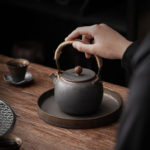 Japanische Teekanne aus Keramik mit Vintage-Charme, handgefertigt in einem eleganten, dunklen Design.