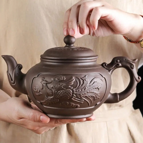Chinesische Teekanne aus Ton mit kunstvoll geschnitzten Hahnmotiven.