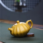 Chinesische Teekanne Yixing Authentic Gelb aus Ton mit elegantem Design.