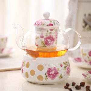 Englische Teekanne mit Stövchen aus Porzellan mit großen Rosenblüten.