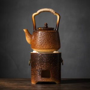 Teekanne mit Stövchen aus Keramik in Karamellfarbe und Bambusschnur 1300ml